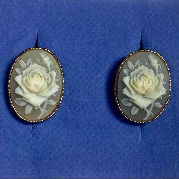 Vintage Avon Cameo Earrings NOS - Picture 1 of 4